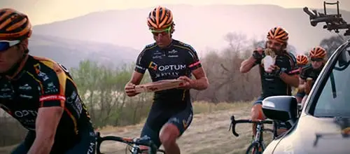 Ciclistas desayunando sobre la bici