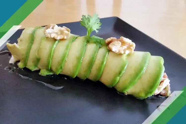 Canelón de aguacate con pollo